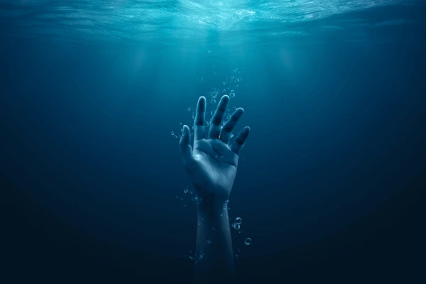 drowning hand underwater mannar-pesalai-beach-drowning