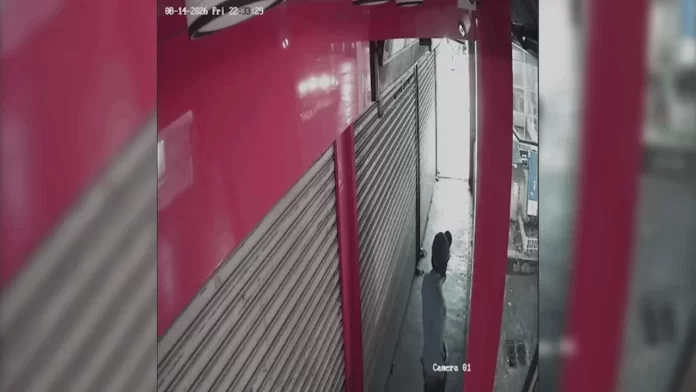 பூட்டை உடைக்க போராடிய திருடன்