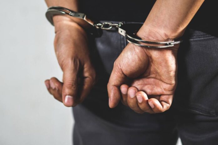 இலஞ்சம் பெற்ற குற்றச்சாட்டில் இரு பொலிஸ் அதிகாரிகள் கைது