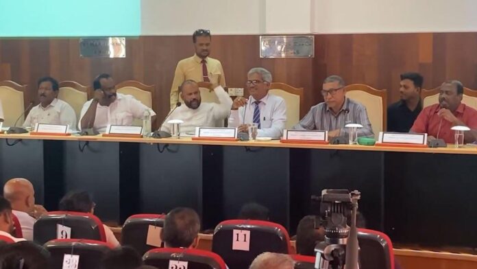 ரிசாட் - ஜெகதீஸ்வரன் MPs இடையே வாக்குவாதம்!